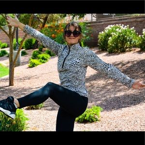 Tail cheetah print long sleeve active top